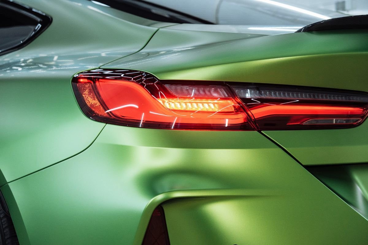 Миниатюра Оклейка в цветную виниловую пленку BMW M8
