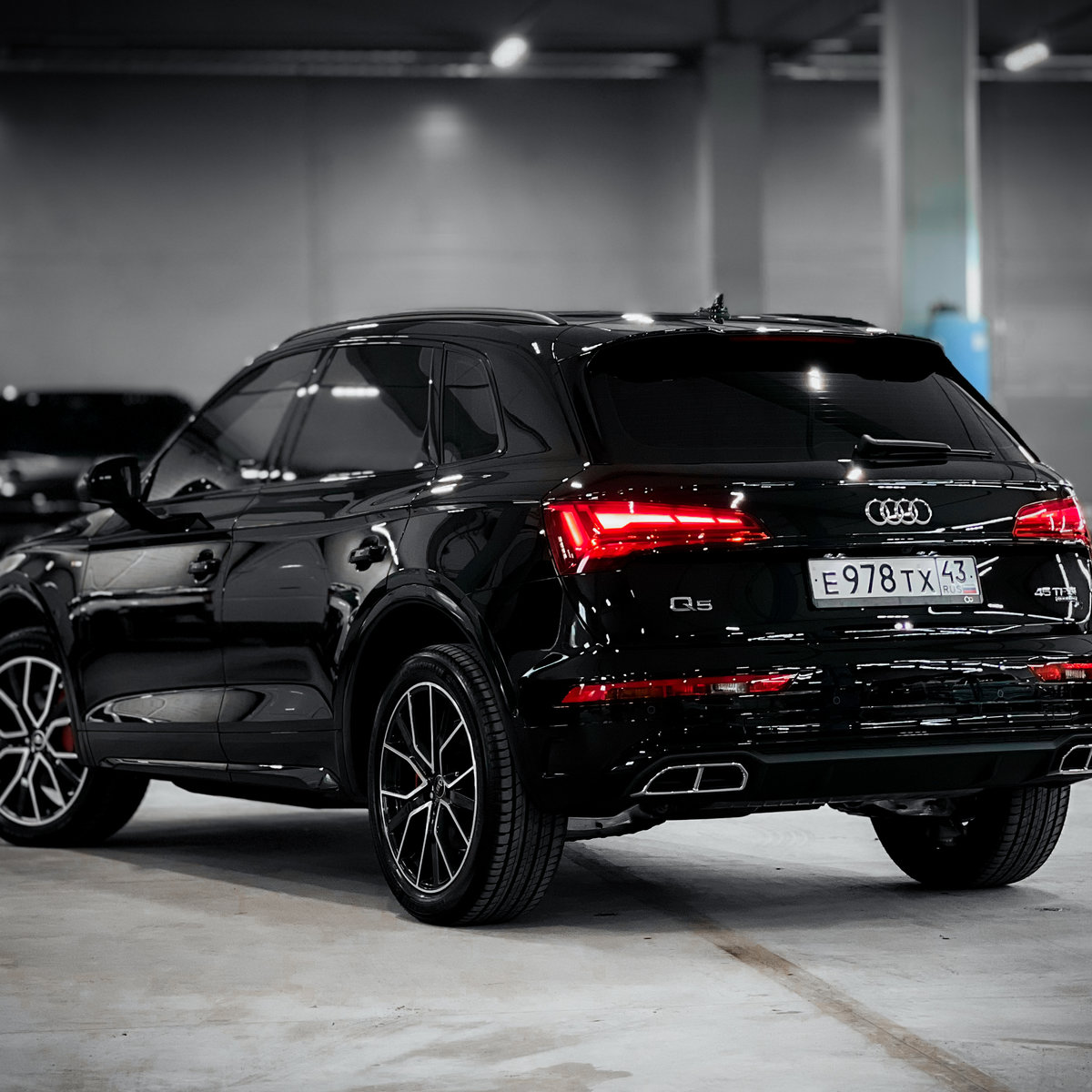 Миниатюра Антигравийная оклейка Audi Q5 глянцевой полиуретановой пленкой