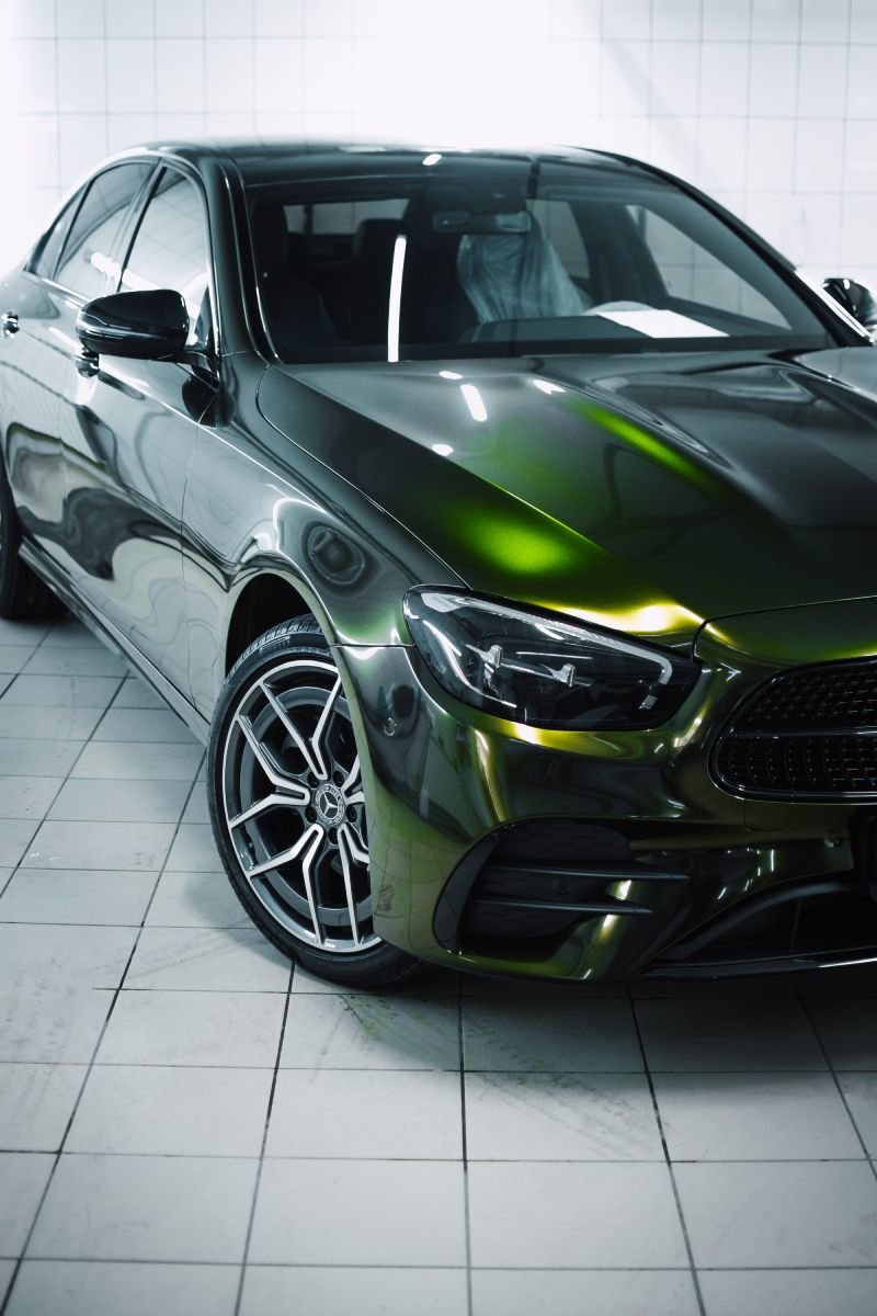 Миниатюра Оклейка в цветную виниловую пленку Mercedes Benz E-class