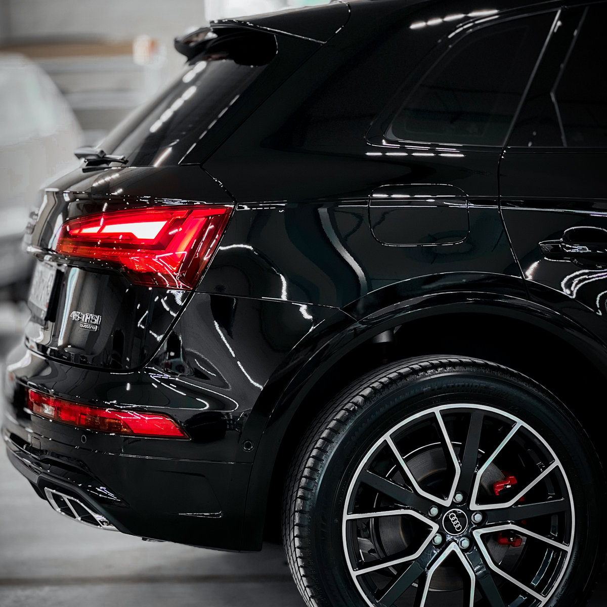 Миниатюра Антигравийная оклейка Audi Q5 глянцевой полиуретановой пленкой