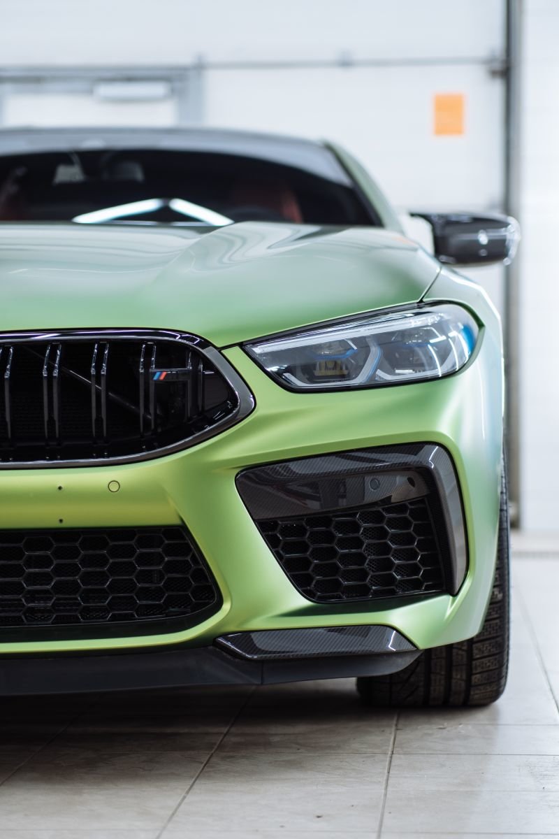 Миниатюра Оклейка в цветную виниловую пленку BMW M8