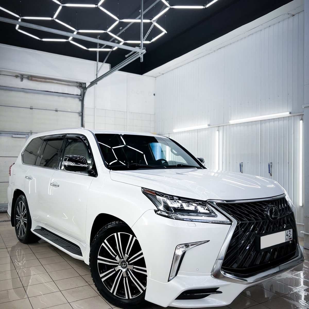 Миниатюра Антигравийная оклейка Lexus LX 570 полиуретановой пленкой