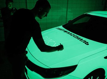 Миниатюра Оклейка люминесцентной пленкой Kia Optima - «Светомобиль»