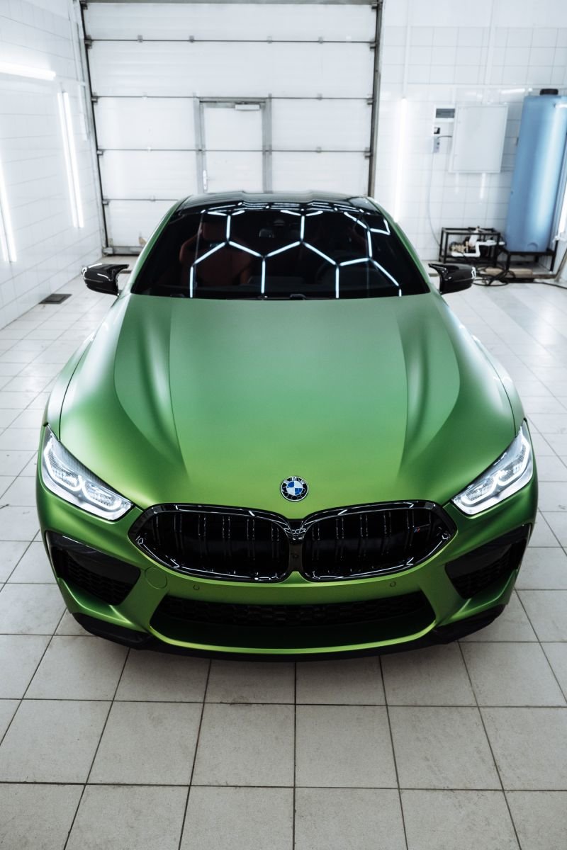 Миниатюра Оклейка в цветную виниловую пленку BMW M8