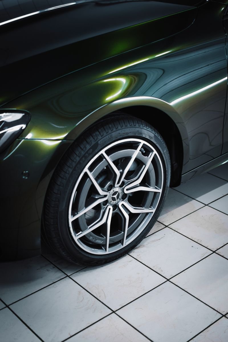 Миниатюра Оклейка в цветную виниловую пленку Mercedes Benz E-class
