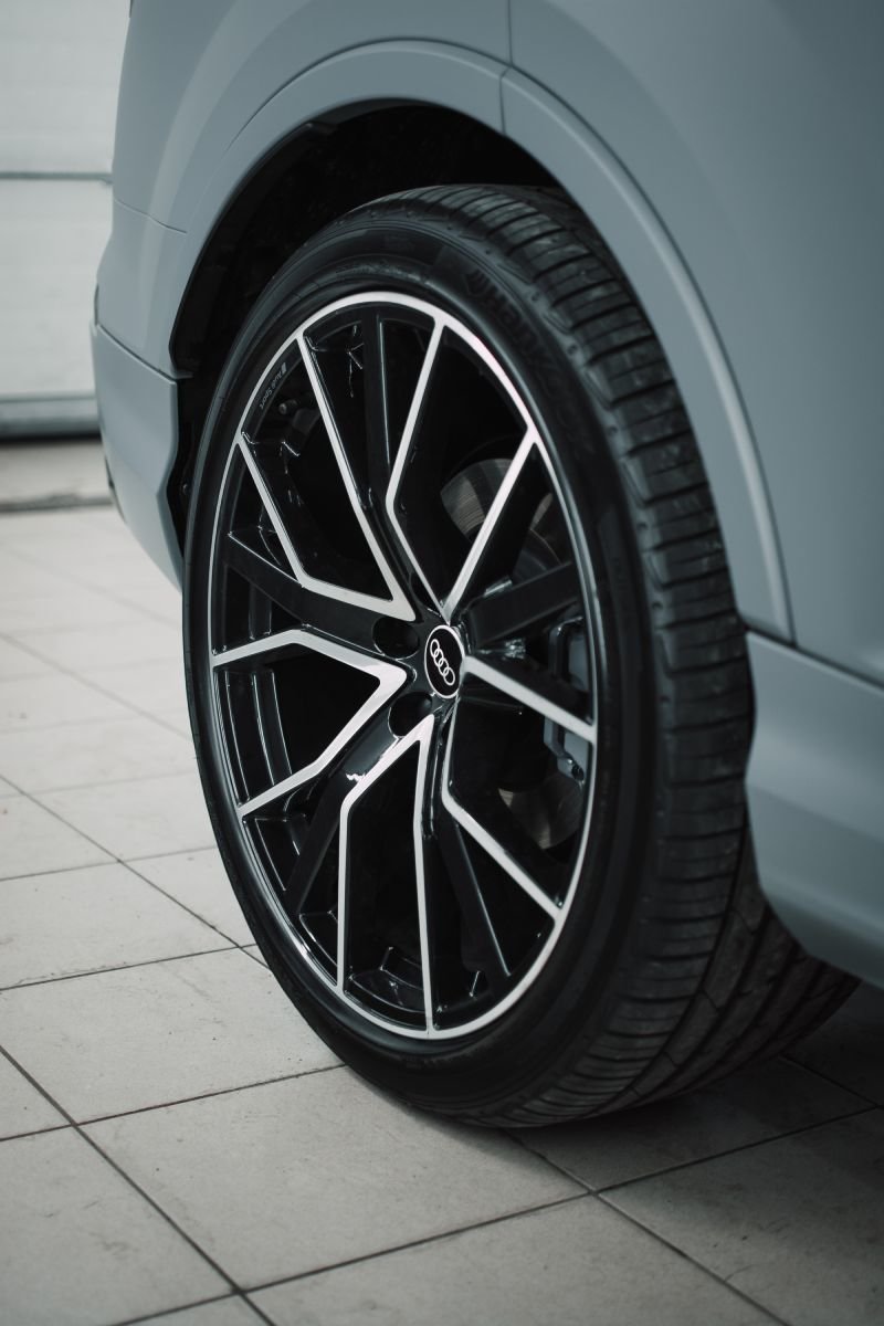 Миниатюра Оклейка в цветную виниловую пленку Audi Q7