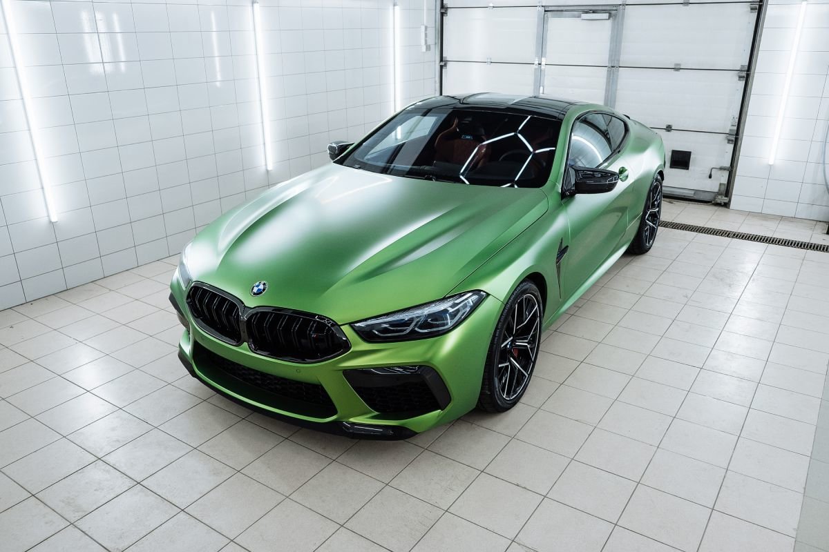 Миниатюра Оклейка в цветную виниловую пленку BMW M8
