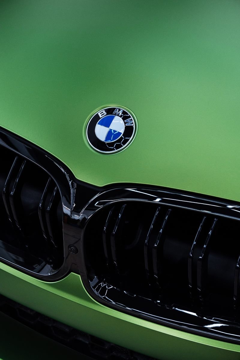 Миниатюра Оклейка в цветную виниловую пленку BMW M8