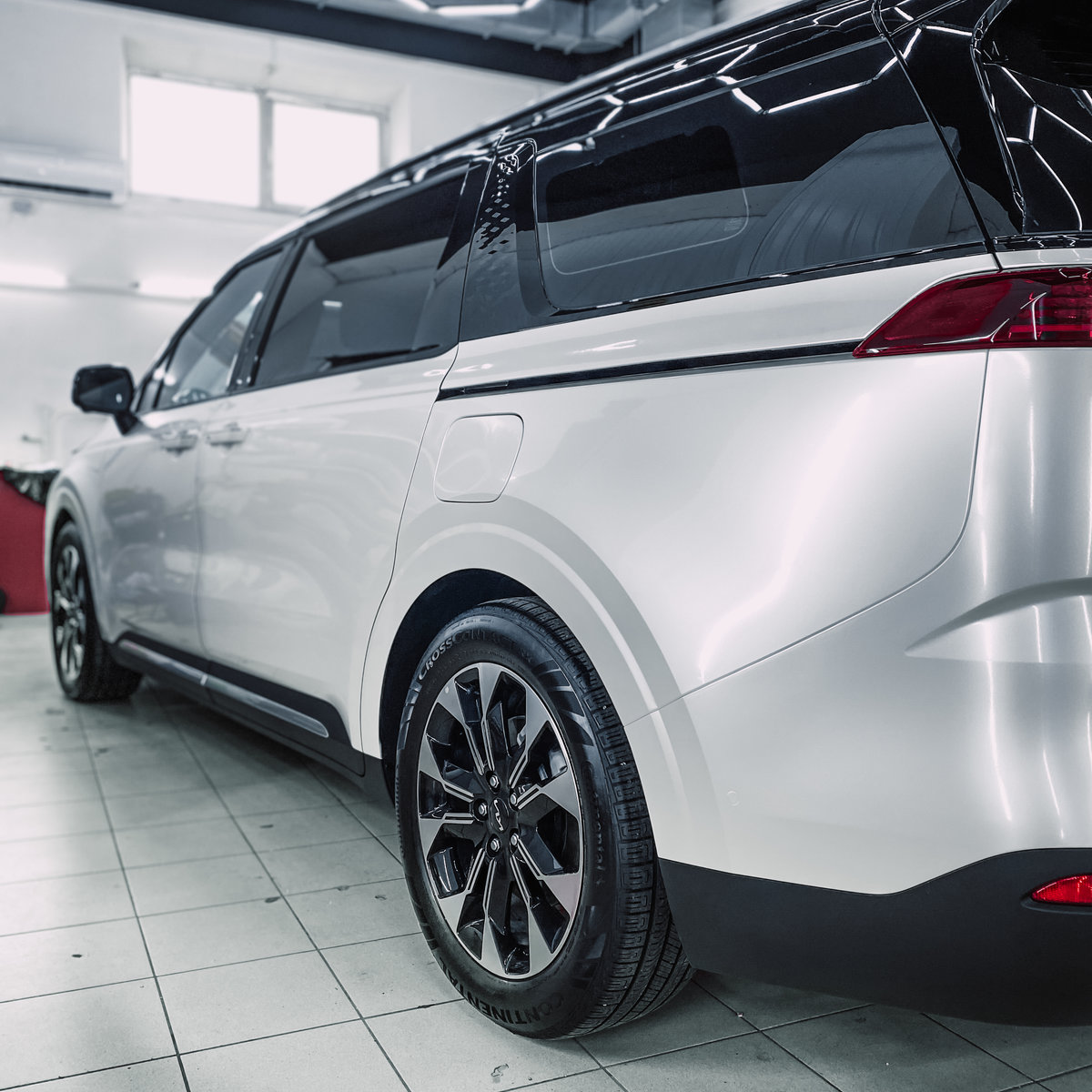 Миниатюра Оклейка в цветную пленку Kia Carnival