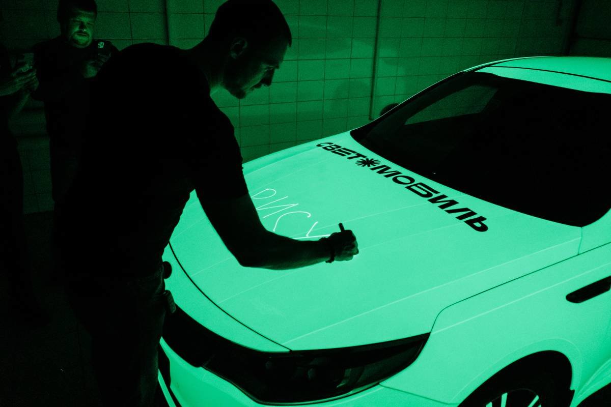 Миниатюра Оклейка люминесцентной пленкой Kia Optima - «Светомобиль»