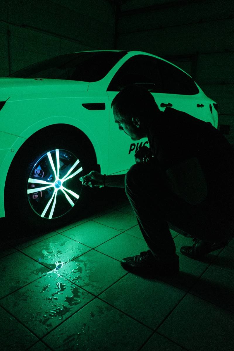 Миниатюра Оклейка люминесцентной пленкой Kia Optima - «Светомобиль»