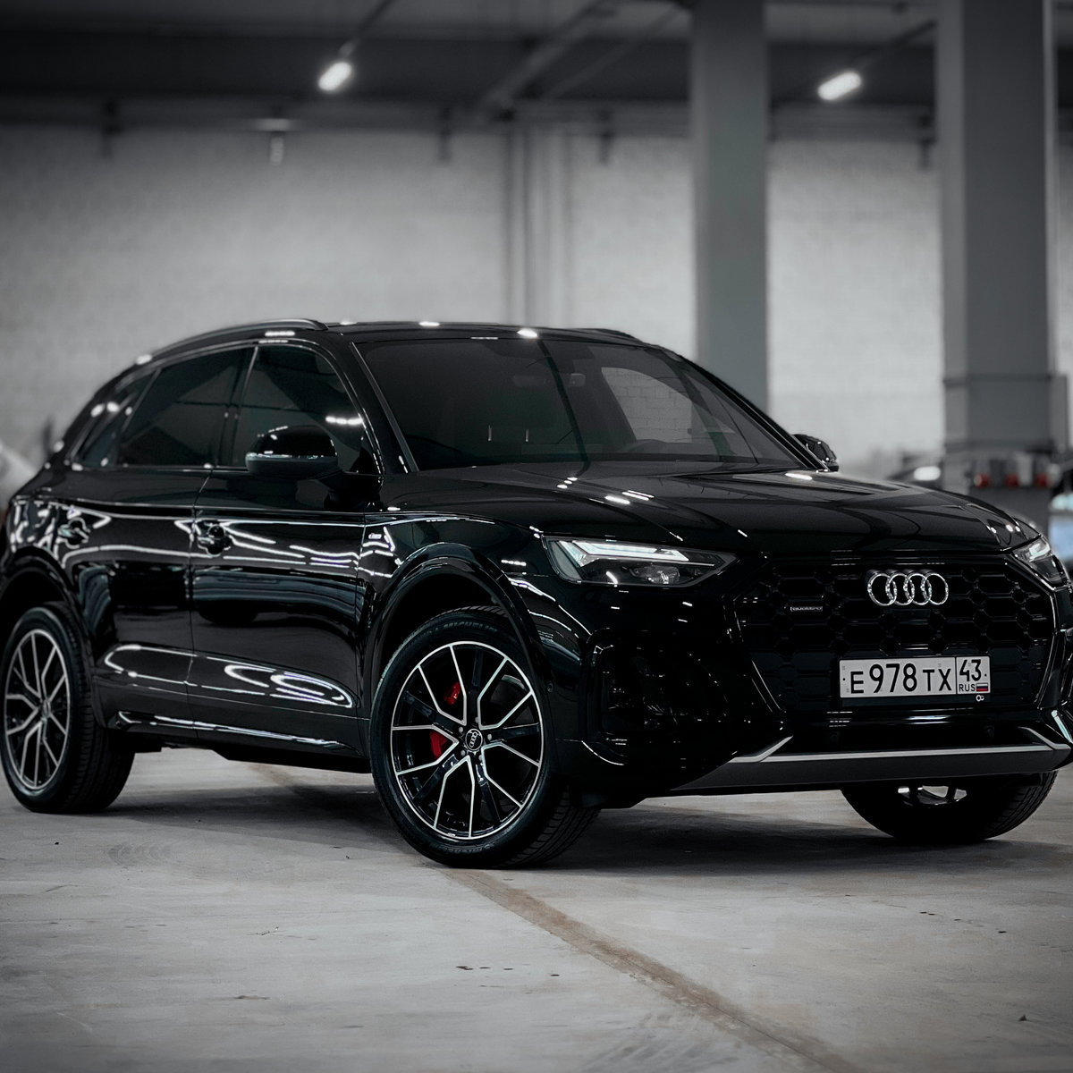 Миниатюра Антигравийная оклейка Audi Q5 глянцевой полиуретановой пленкой